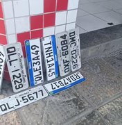 [Vídeo] Após chuvas, placas de veículos são achadas no bairro da Jatiúca