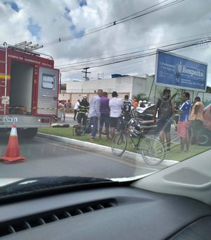 Vítima fica presa às ferragens após colidir carro na Avenida Durval de Góes Monteiro