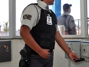 Vigilante é surpreendido por bandidos e tem arma roubada em posto de combustíveis