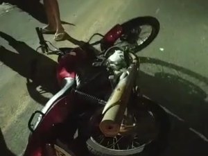 Motociclista fica ferido após colidir em carroça de burro em frente a motel em Palmeira