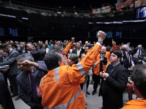 Congresso libera multinacionais para explorar sem a Petrobras