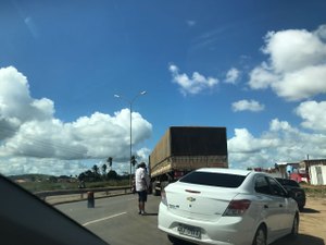 Caminhão quebra na AL-110 e atrapalha trânsito