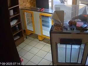 Câmeras flagram homem furtando celular de atendente de estabelecimento no Jacintinho