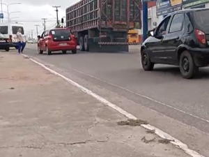 [Vídeo] Sem sinalização, população tem dificuldades de atravessar Rodovia AL-110 no Trevo Padre Jefferson, em Arapiraca