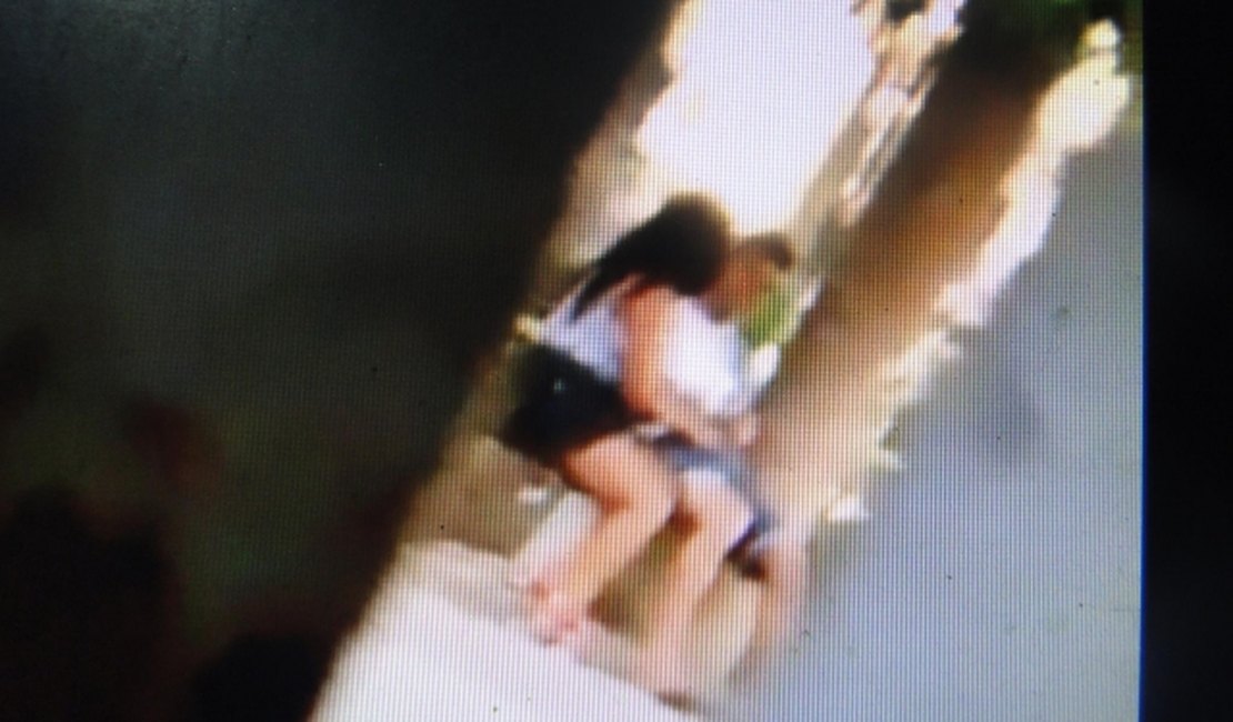 Casal é flagrando fazendo sexo oral em praça no centro de Arapiraca