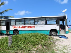 Empresário inova e cria ônibus-bar em praia de Maragogi