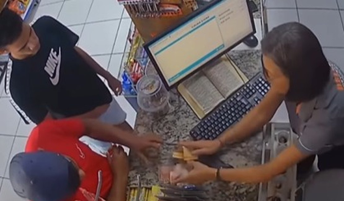 Dupla assalta posto de combustíveis no Jacintinho e foge com dinheiro e celular de funcionária
