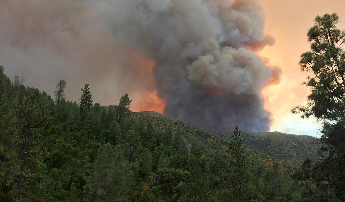 Incêndio arrasa 3.750 hectares perto de parque de Yosemite, na Califórnia