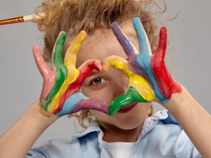 Justiça decreta medidas protetivas de urgência a criança autista agredida em clínica de Maceió