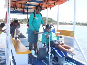 Jangada acessível promove passeio em piscinas naturais de Japaratinga