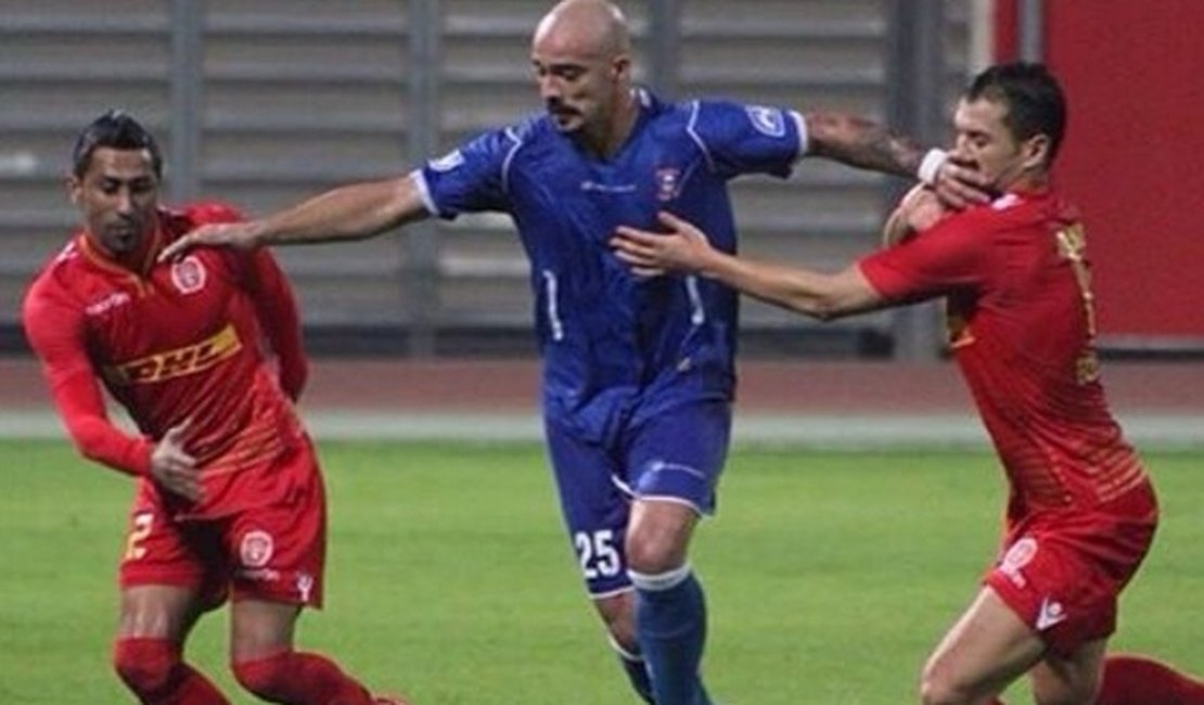 Atacante brasileiro marca no Bahrein e comemora