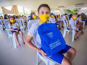 Alunos do Programa Integração AABB Comunidade recebem kits para o ano letivo 2022