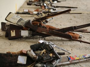 Mais de 200 armas são entregues para serem destruídas 