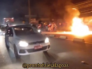 Moto pega fogo na Avenida Menino Marcelo e atrapalha trânsito