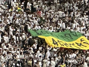 Torcida do Atlético-MG exibe faixa em apoio a Vini Jr.: “Fogo nos racistas”