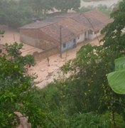[Vídeo] Por causa de chuva, ponte cai e moradores ficam isolados na Grota Bom Jesus