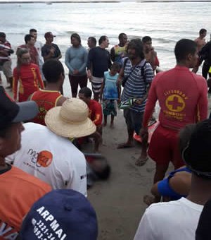 Vítimas de afogamento são regatadas pelo corpo de bombeiros na Praia do Francês