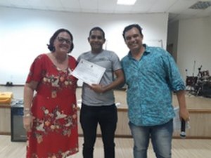Preparatório para concurso encerra turmas com entrega de certificados