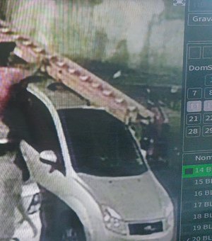 Câmeras de segurança flagram momento em que escada é furtada no Benedito Bentes
