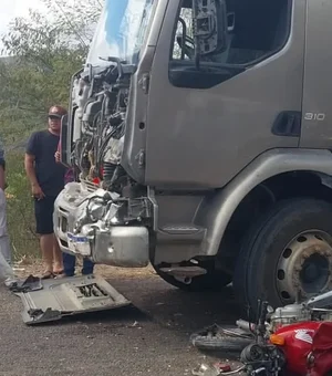 Motociclista morre em grave acidente com caminhão na AL-145, no Sertão