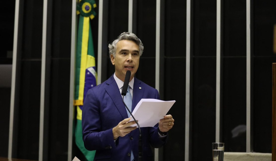 Câmara aprova relatório de Rafael Brito que cria SUS da Educação