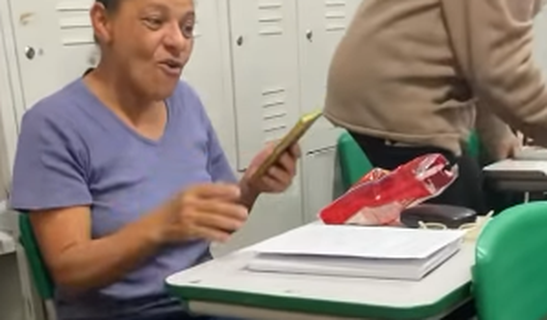 Aluna da EJA com 2 empregos tira nota 10 e emociona: ‘Posso mandar para meu neto?’