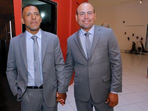 Casais homoafetivos e héteros oficializam união em casamento coletivo nesta segunda (11)