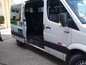 Dois homens se passam por passageiros e assaltam van