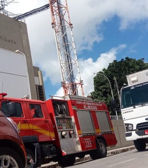  [Vídeo] Homem sobe em torre de telefonia no centro de Arapiraca