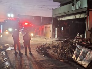 Prédio de supermercado incendiado na Jatiúca é isolado pela Defesa Civil