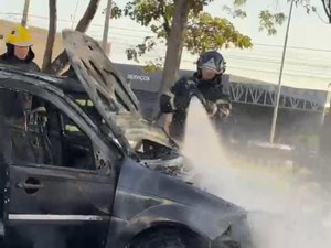 Carro pega fogo em frente à Havan, no Jardim Petropólis