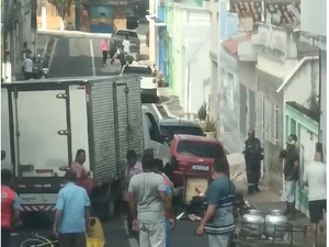 [Vídeo]  Caminhão desgovernado atinge veículos parado e a fachada de um mercado em Traipu