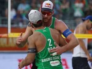 Alison e Bruno vencem e Brasil está nas quartas no vôlei de praia