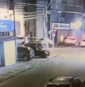 Carro invade fachada de hotel após batida em cruzamento na Jatiúca