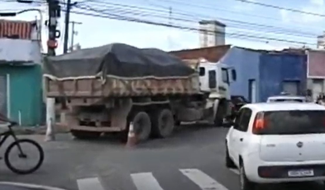 Caminhão entra em pane e gera engarrafamento no bairro do Poço