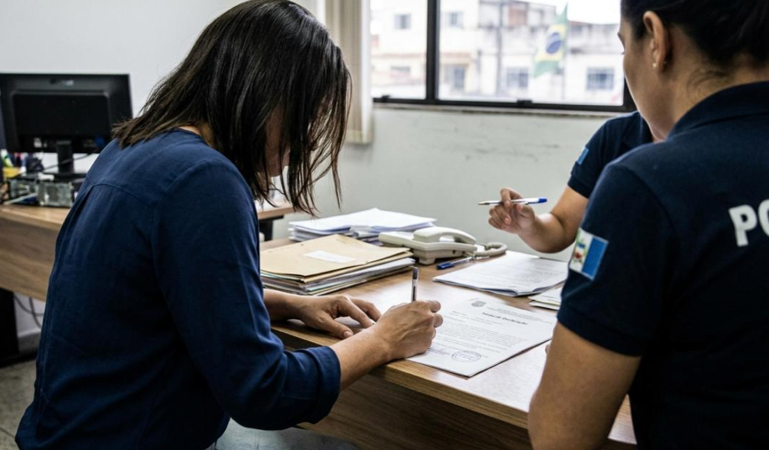 Pai de vítima de estupro é denunciado por importunação sexual após procurar ajuda para a filha