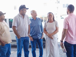 Prefeita Tia Júlia visita obras no Mercado Público de Palmeira dos Índios