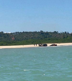 Carro da SMTT de Maragogi atola na faixa de areia da Praia de Burgalhau