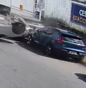 Carro capota após atingir veículo estacionado no Farol, em Maceió
