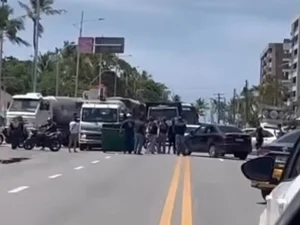 Funcionários da BRA bloqueiam avenida na Jatiúca em protesto contra atraso salarial