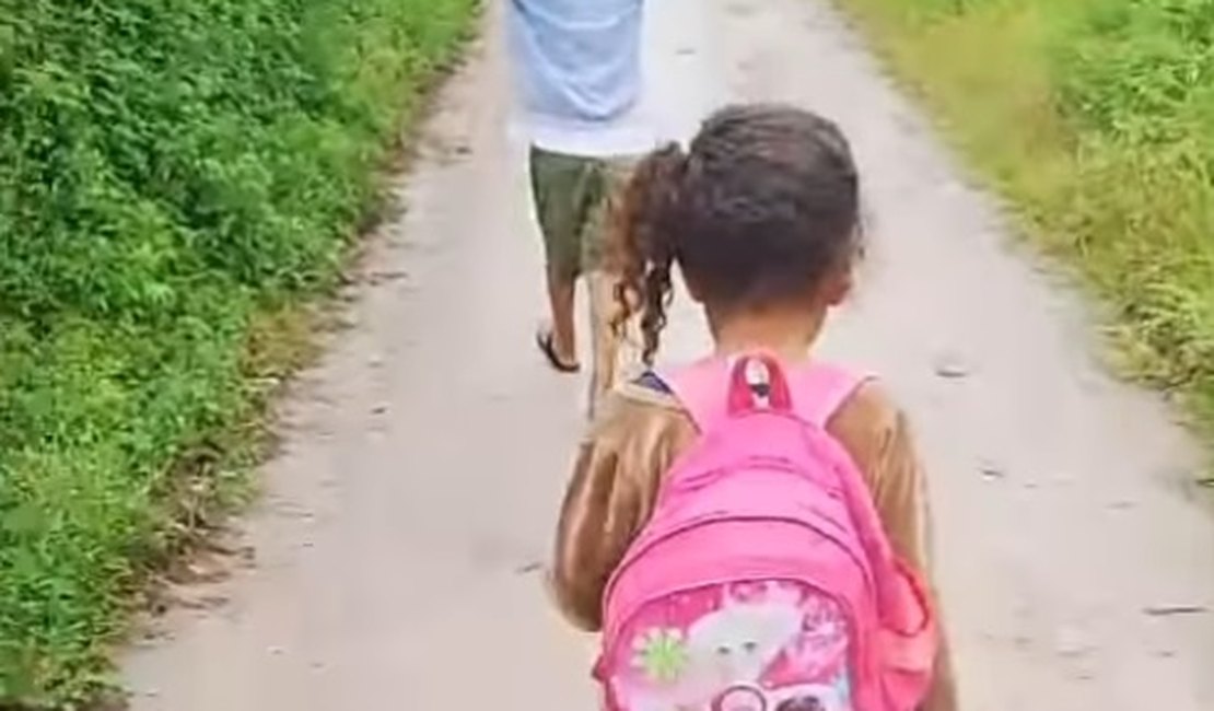 Sem transporte, crianças com TEA são obrigadas a andar vários quilômetros para irem à escola em Tapera