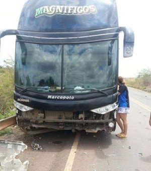 Ônibus da banda de Magníficos sofre acidente em rodovia do Maranhão