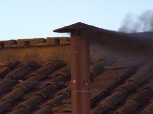 Fumaça preta: Papa não é eleito na manhã do segundo dia de conclave