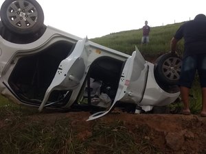 Veículo capota em ribanceira e deixa feridos em Porto Calvo
