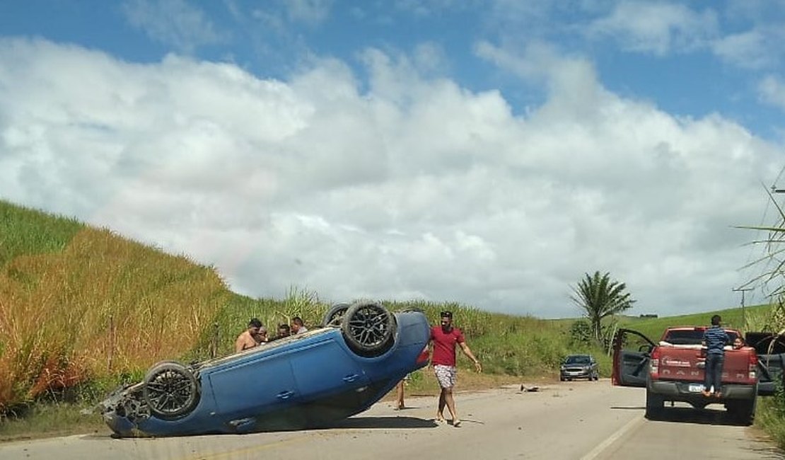 Em acidente, veículo de luxo capota na AL-105 na manhã deste domingo (15), no Litoral Norte de Alagoas