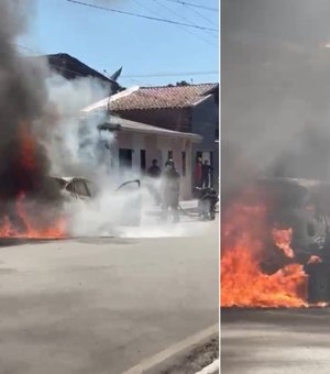 Carro é tomado pelas chamas após pegar fogo em Arapiraca