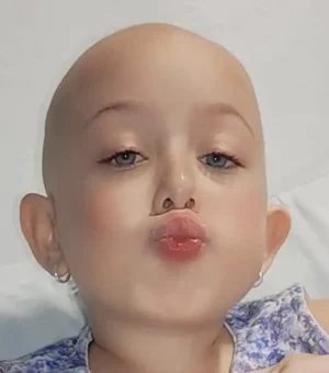 Menina emociona ao voltar à praia após enfrentar tratamento contra leucemia