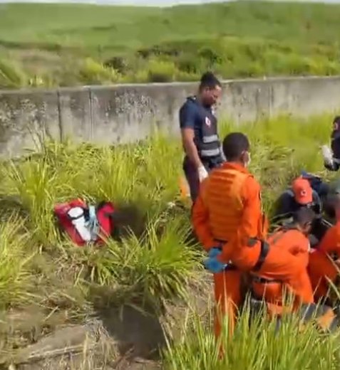 Motorista é resgatado de helicóptero após Kombi capotar na BR-101, em Messias