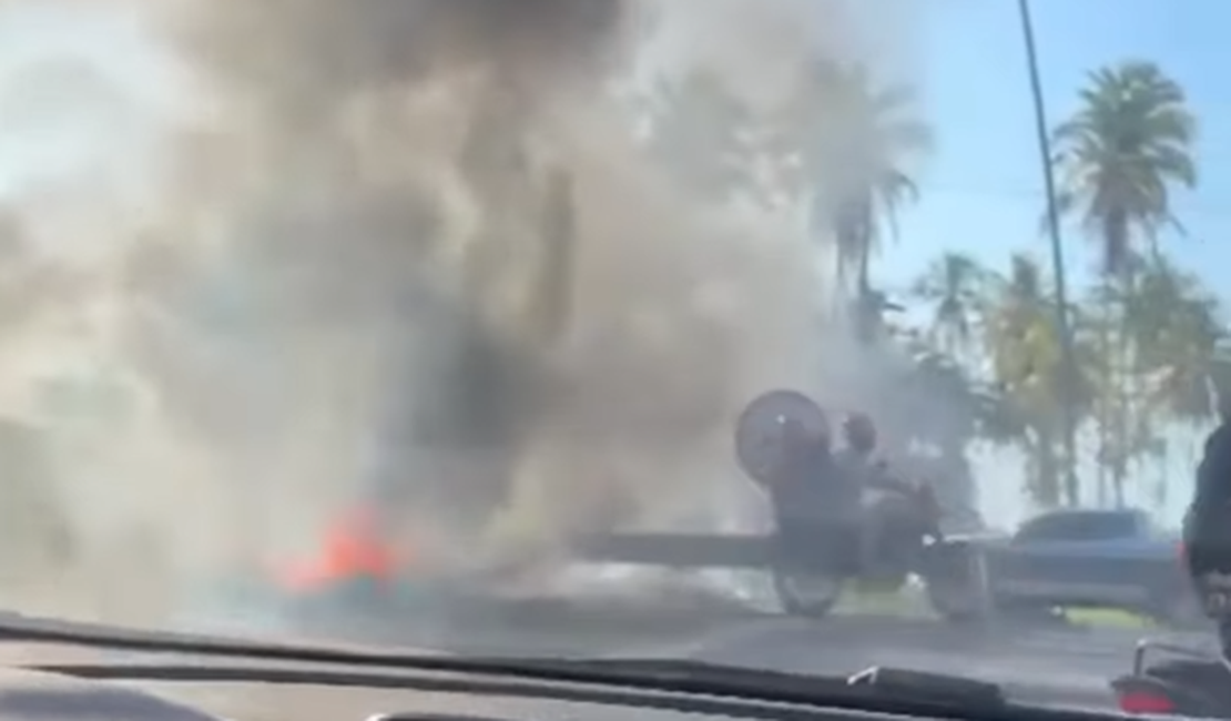 Moradores bloqueiam rodovia AL-220 em protesto contra falta de água em Marechal Deodoro