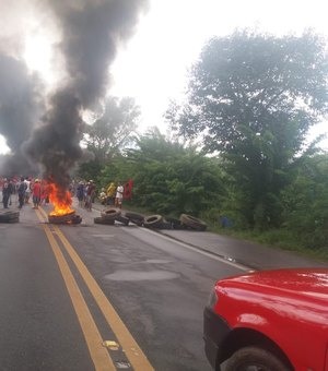 Integrantes da Frente Nacional de Luta interditam rodovias federais em Alagoas